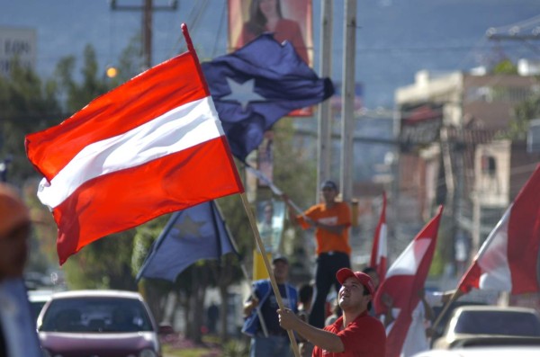 AL FRENTE. Propaganda partidos polÃ­ticos liberal y nacional, Tegucigalpa 25 Noviembre 2005