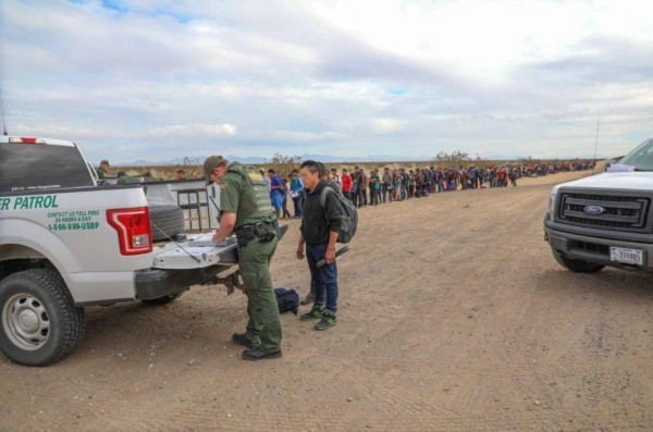 Más de 370 inmigrantes centroamericanos entran en caravana a Estados Unidos