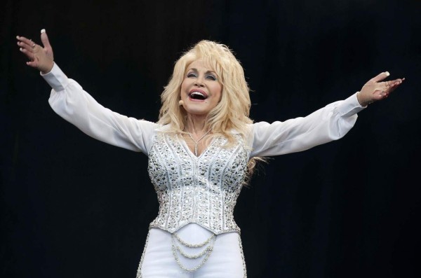 Dolly Parton se vacuna contra el covid-19