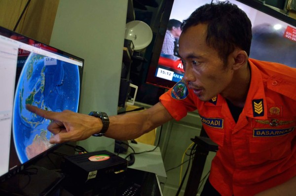Estados Unidos se unirá a la búsqueda de avión de Indonesia