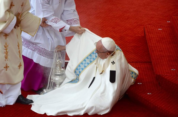 Papa Francisco sufre caída en misa del santuario de Polonia