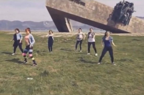 Detienen a rusas por bailar 'twerking' frente a monumento