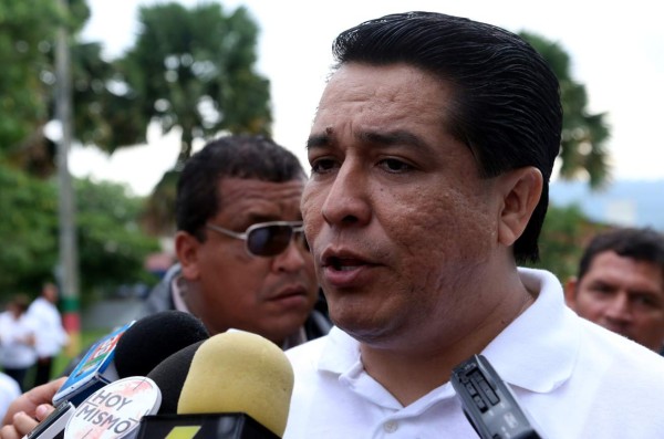 Arrodillado Juan Orlando Hernández pide perdón