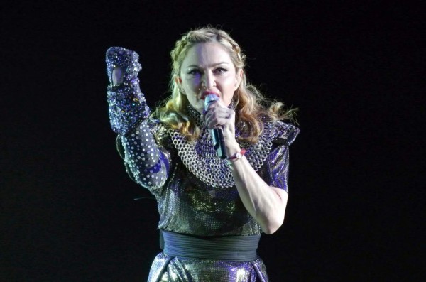 Madonna llama 'perras' a sus fans  