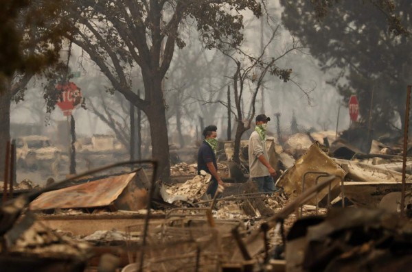 PBX02. SANTA ROSA (EE.UU.), 09/10/2017.- Residentes observan los efectos del incendio hoy, lunes 9 de octubre de 2017, en Santa Rosa, California (EE.UU.). Al menos diez personas han muerto hoy en los devastadores incendios en el norte de California (noroeste de Estados Unidos), que ya han devorado casi 29.000 hectáreas y han provocado la evacuación de, al menos, 20.000 personas de sus casas, informaron las autoridades locales. EFE/JOHN G. MABANGLO