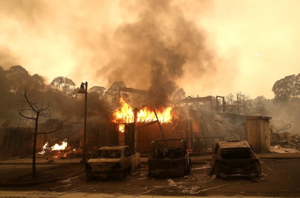 Devastadores incendios dejan 15 muertos y 30 mil evacuados en USA