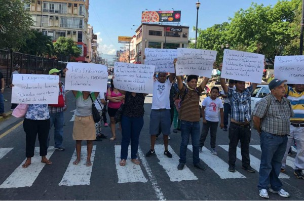 Entre llanto, enfermos renales claman al Gobierno por tratamientos de diálisis