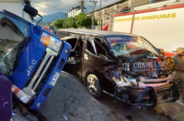 Accidente entre rapidito y camión deja cinco pasajeros heridos en San Pedro Sula