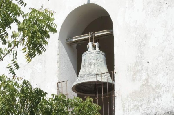 La iglesia San Francisco de Asís se considera la segunda orden eclesiástica más antigua de Comayagua. Su construcción data de 1574. Este templo sobresale porque en su torre se encuentra alojada la campana más antigua de América, fabricada en 1460 en Alcalá de Henares, España.