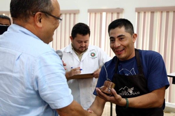 Rúber, el mejor catador de café en Honduras