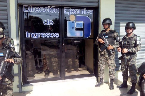La oficina de la DEI en el barrio Guamilito fue militarizada ante el anuncio de cierre de esta institución recaudadora de impuestos.