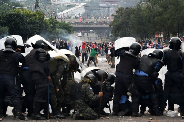 Detonaciones en lucha entre policías y manifestantes en Choloma