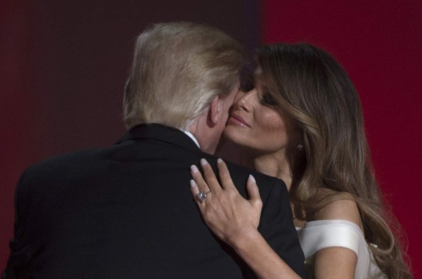 TOPSHOT - US President Donald Trump and First Lady Melania Trump pose as they visit the Taj Mahal in Agra on February 24, 2020. (Photo by Mandel NGAN / AFP)