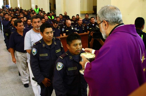 Iglesia llama a católicos a que acudan a los templos