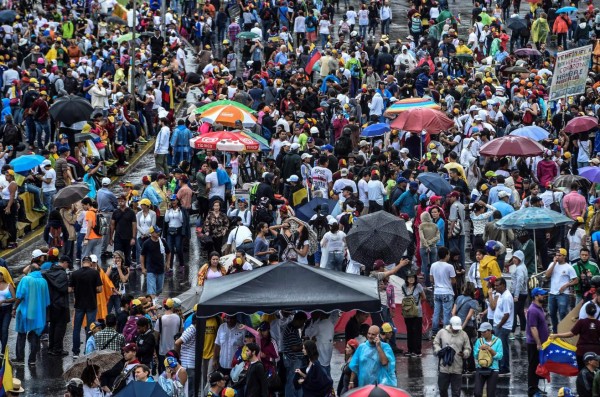 Oposición venezolana no de tregua y protesta contra Maduro
