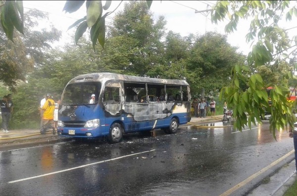 Motorista de bus incendiado está entre la vida y la muerte