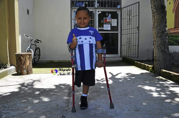 'Poneme mamá el piecito”: niño que encantó a Honduras vestido de Lempira