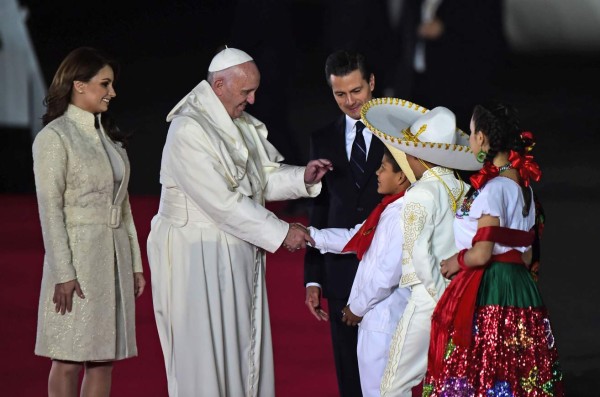 El Papa llega a México en donde es recibido por una multitud