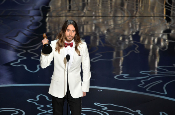 En el primer premio de la ceremonia, el de mejor actor secundario, Jared Leto, se puso político al recibir el galardón por 'Dallas Buyers Club' e invitó hoy a los venezolanos y ucranianos a soñar en lo imposible, en una de esas notas políticas que tan poco gustan a Hollywood.