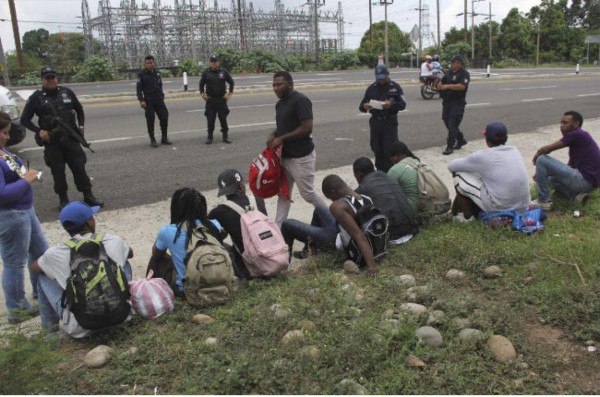 Migrantes hondureños se enfrentan a redadas en México 