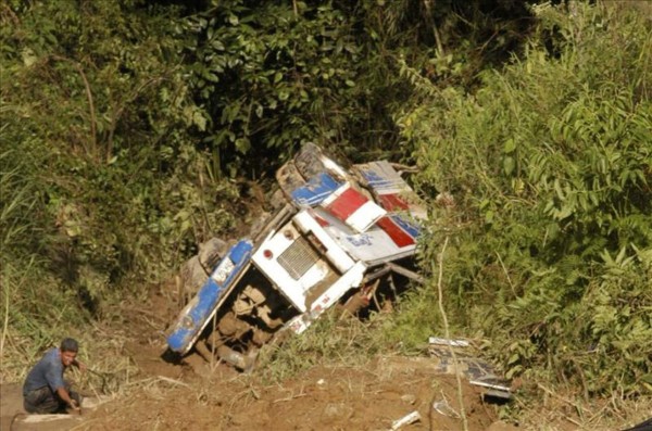 Al menos 16 muertos tras caída de un autobús a un abismo en el sur de Perú