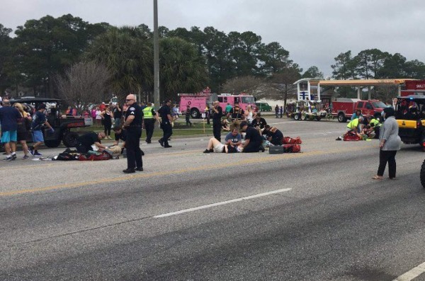 Un auto embiste a una multitud en carnaval de Nueva Orleans