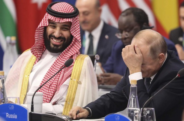 Saludo de Putin con príncipe Mohamed bin Salmán se viraliza a nivel mundial