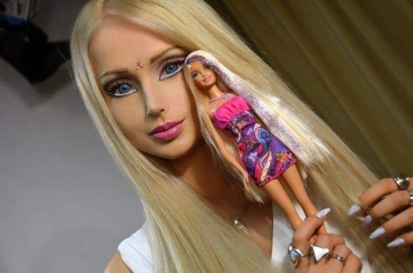 La 'Barbie Humana' impacta al aparecer sin maquillaje