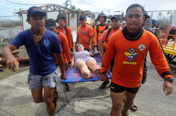 Policía estima unos 10,000 muertos por tifón en Filipinas