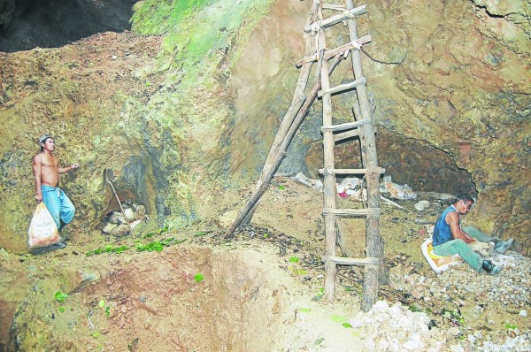 Mineros hondureños arriesgan sus vidas por el oro