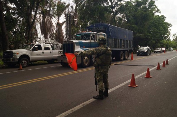 Militares mexicanos cierran el paso a migrantes en el río Suchiate