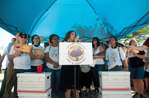 Entregan firmas para que Tucson sea ciudad 'santuario' para inmigrantes