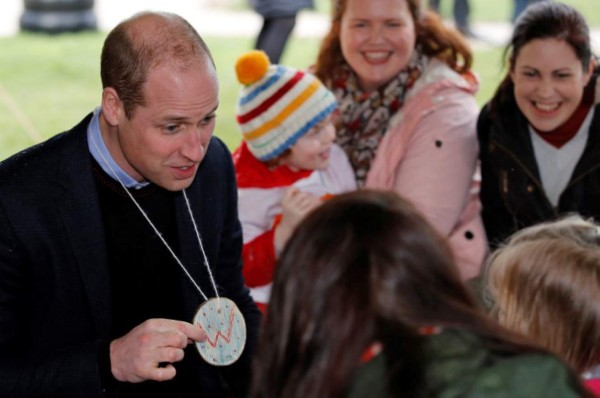 El príncipe William se confiesa un inútil a la hora de peinar a su hija