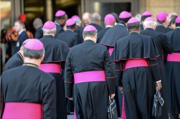 Arrestan a sacerdote de Roma por abuso a menores