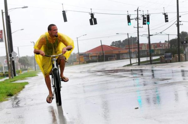 Miami se libra del paso de Matthew y va al noreste de Florida