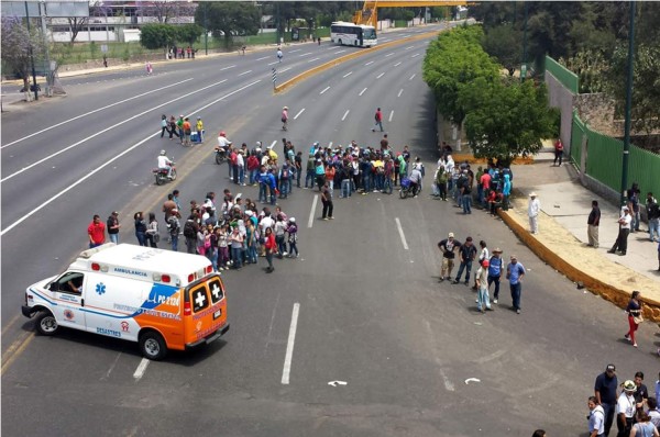 Video: Conductor arrolla a manifestantes en México
