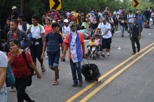 Migrantes de primera caravana aún esperan asilo en México