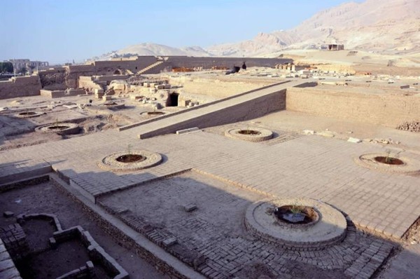Los muros del templo de Tutmosis III empiezan a asomar de debajo de la arena
