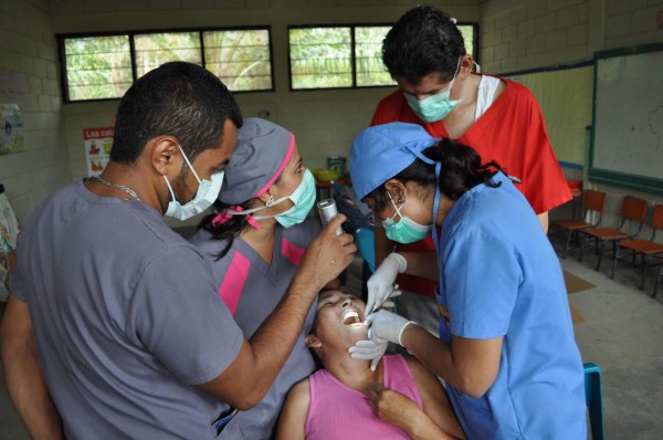 Llevan ayuda médica a pobladores de la comunidad de La Waller en Choloma