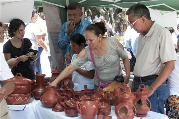 Artesanos lenca de Honduras exhiben sus creaciones