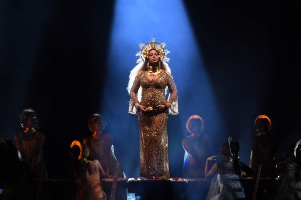 Beyoncé en el escenario de los Grammy