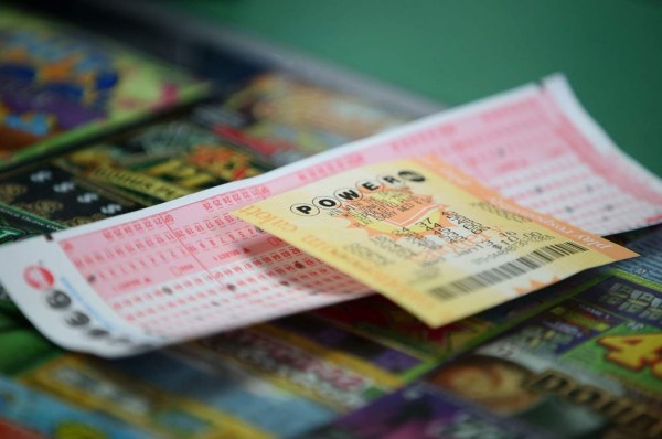 Canadiense gana lotería tras hallar billete en forro de su chaqueta