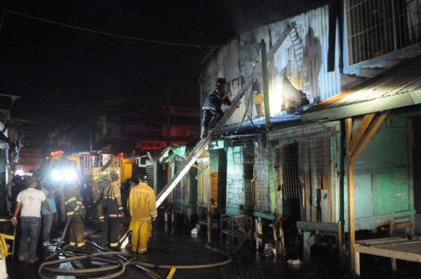 Incendio en céntrico bazar de La Ceiba por poco causa una tragedia