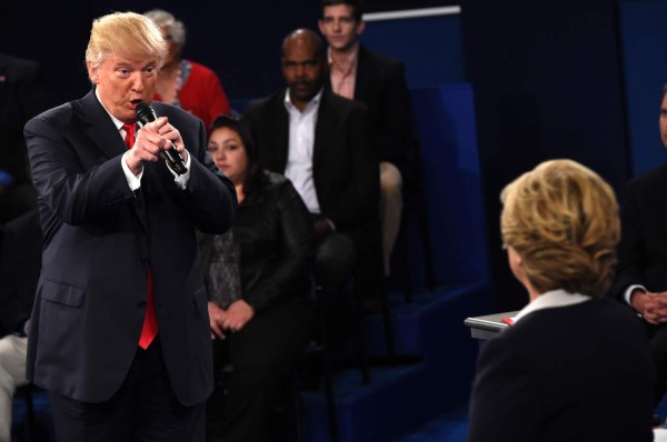 Trump y Clinton cruzan ataques sobre escándalos sexuales en segundo debate