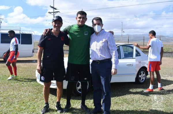 Olimpia regaló auto nuevo y Harold Fonseca fue el feliz ganador