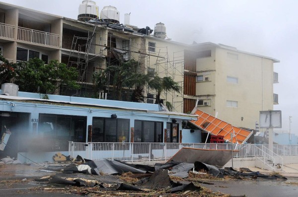 FLO01. DAYTONA BEACH (ESTADOS UNIDOS), 07/10/2016.-Vista de los daños en Daytona Beach, Florida (Estados Unidos) hoy, viernes 7 de octubre de 2016, por el paso del huracán de categoría Matthew. El temible huracán Matthew, que se debilitó ligeramente en las últimas horas, se encuentra a 40 millas (60 kilómetros) al estesureste de San Agustín y a 60 millas (95 kilómetros) al sureste de Jacksonville Beach, en el noreste del estado. EFE/GERARDO MORA