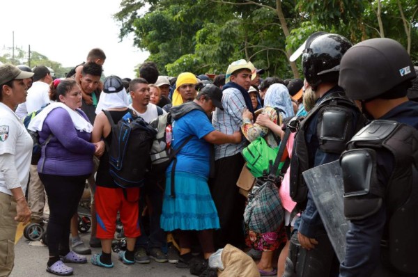 Detienen a más de 200 migrantes de caravana en México
