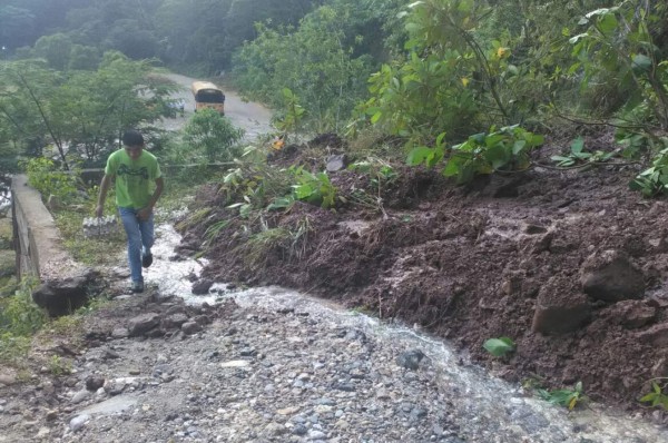 Registran derrumbes en carretera de Santa Bárbara