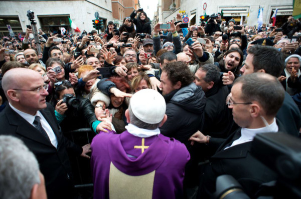 Naturalidad del papa Francisco llenó de anécdotas su primer año