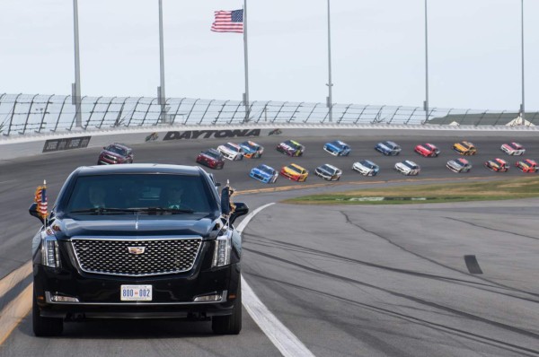 Trump lidera las 500 Millas automovilísticas de Daytona en 'La Bestia'